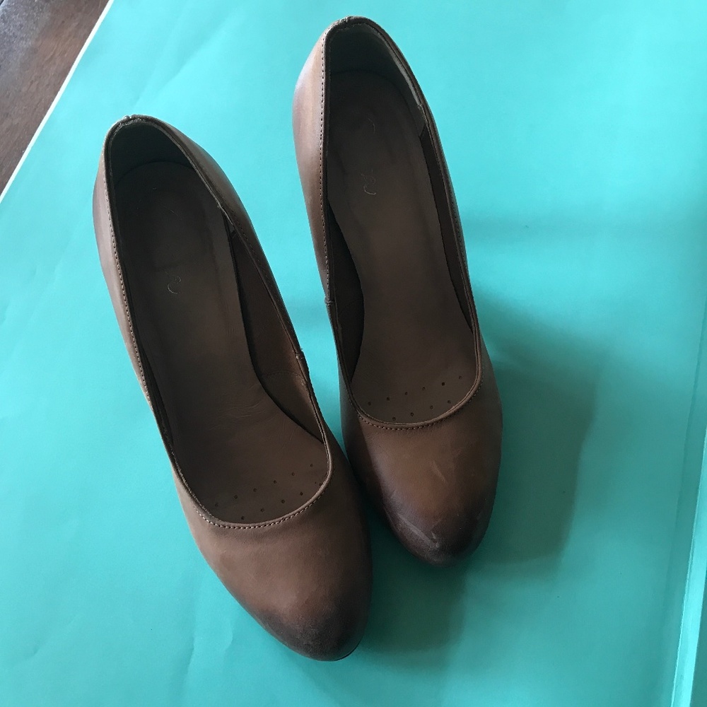 Brown leather high heels, Piazza